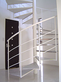 らせん階段:白い螺旋階段。明るい階段室となりました。