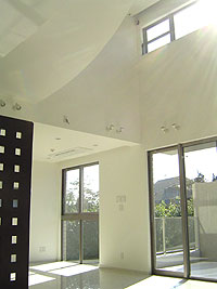 リビングルーム:天井の高いリビングルーム。窓も大きく取れて、明るく、開放感があります。
