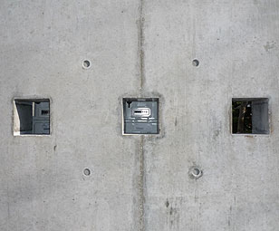 メーターの覗き穴:アプローチの脇の塀に小さい正方形の穴を空け、アクセントと風通しに。良く見ると、メーターが隠されており、メーター用の覗き穴にもなっています。